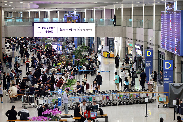 인천국제공항 입국장이 여행객들로 북적이고 있다. 2025.10.9 (ⓒ뉴스1, 무단 전재-재배포 금지)