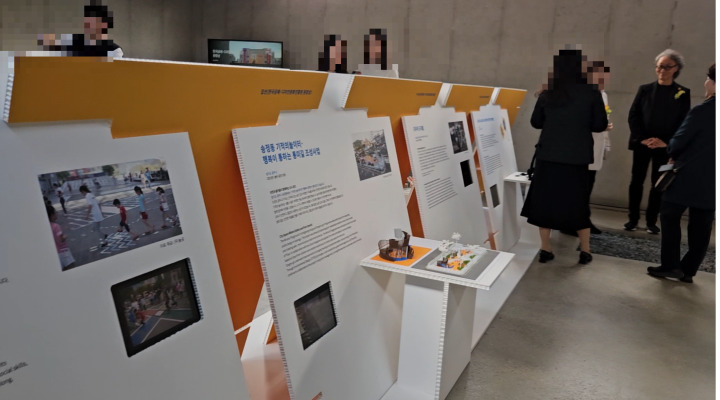 심사 위원장과 참관객들이 각 전시작에 대한 의견을 교환하고 있다.