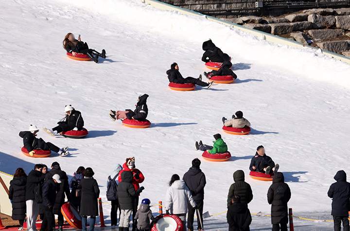 강원 화천군 화천읍 화천천 일원에서 국내 대표 겨울축제인 '2024 얼음나라 화천 산천어축제'를 찾은 관광객들이 눈썰매를 즐기고 있다. 2024.1.7 (사진=저작권자(c) 연합뉴스, 무단 전재-재배포 금지)