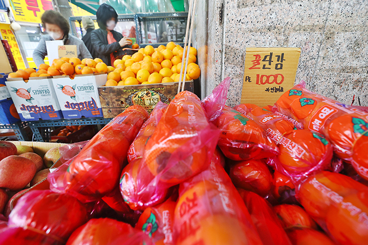 서울의 한 전통시장에 진열된 단감. 2025.3.27 (사진=저작권자(c) 연합뉴스, 무단 전재-재배포 금지)