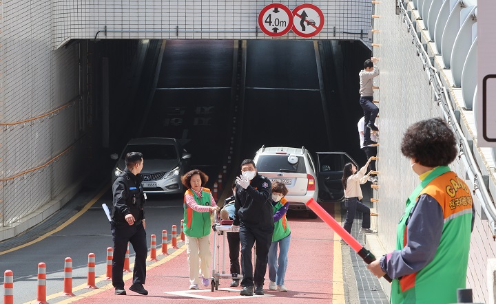 부산 부산진구 당감지하차도에서 풍수해 대비 지하차도 유관기관 합동 훈련이 진행되고 있다.2025.4.24(저작권자(c) 연합뉴스, 무단 전재-재배포 금지)