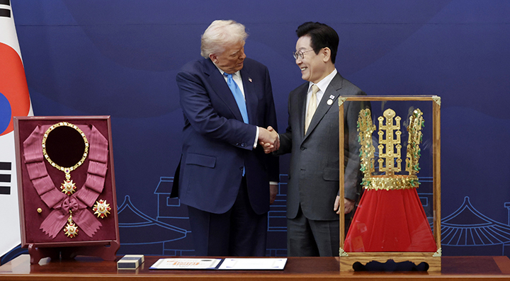 이재명 대통령이 지난달 29일 경북 경주박물관에서 도널드 트럼프 미국 대통령에게 '천마총 금관 모형'을 선물한 뒤 악수하고 있다. 왼쪽은 이 대통령이 트럼프 대통령에게 수여한 무궁화 대훈장. (사진=저작권자(c) 연합뉴스, 무단 전재-재배포 금지)