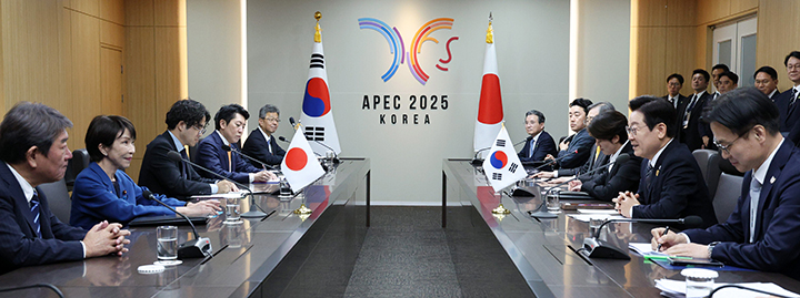 이재명 대통령과 다카이치 사나에 일본 총리가 지난달 30일 경북 경주 APEC 정상회의장에서 정상회담을 하고 있다.(사진=저작권자(c) 연합뉴스, 무단 전재-재배포 금지)