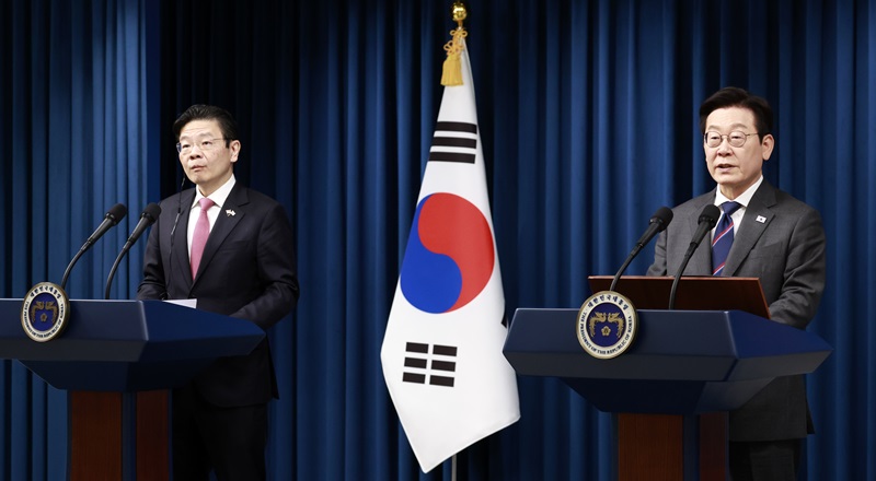 이재명 대통령과 로런스 웡 싱가포르 총리가 2일 용산 대통령실에서 공동언론 발표를 하고 있다. 2025.11.2 [대통령실통신사진기자단](사진=저작권자(c) 연합뉴스, 무단 전재-재배포 금지)