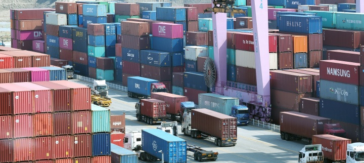 인천신항 컨테이너 터미널에 수출입 컨테이너가 쌓여 있는 모습.(ⓒ뉴스1, 무단 전재-재배포 금지)