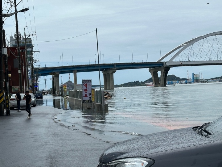 대조기 기간 군산시 해망동 물양장 물 범람 모습.(군산해경 제공) (ⓒ뉴스1, 무단 전재-재배포 금지)