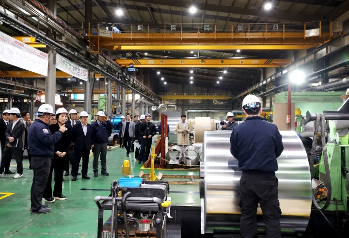 오영주 중소벤처기업부 장관이 12일 경기도 화성시 지제이알미늄에서 열린 '美정부 철강·알루미늄 관세 부과에 따른 수출 중소기업 현장 간담회'에 참석해 생산시설을 둘러보고 있다. 2025.3.12. (ⓒ뉴스1, 무단 전재-재배포 금지)