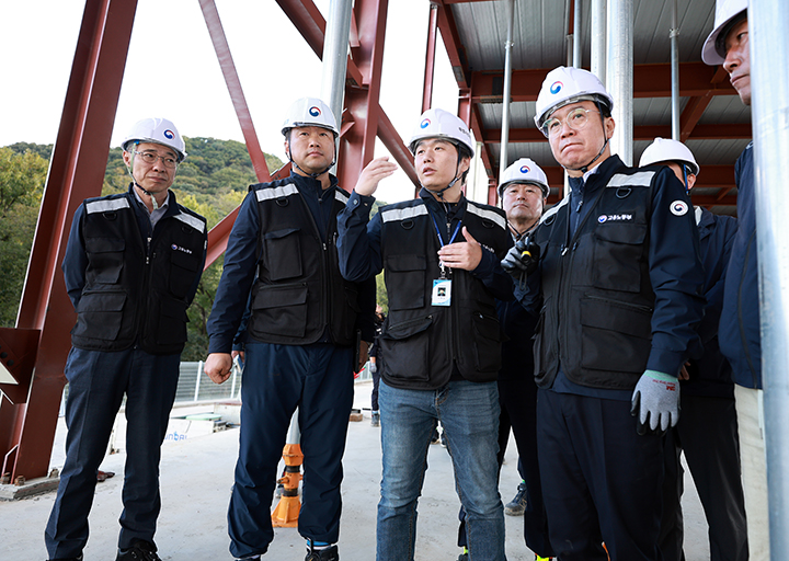 김영훈 고용노동부 장관이 충남 아산시 소재 물류창고 신축공사 현장에 불시 방문해 안전 관리 실태를 확인하고 있다. 2025.10.24 (ⓒ뉴스1, 무단 전재-재배포 금지)