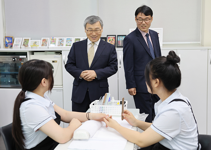 정근식 서울시교육감이 서울 종로구 경기상업고등학교를 방문해 특성화고 직업교육 현장을 참관하고 있다. 2025.5.13 (ⓒ뉴스1, 무단 전재-재배포 금지)