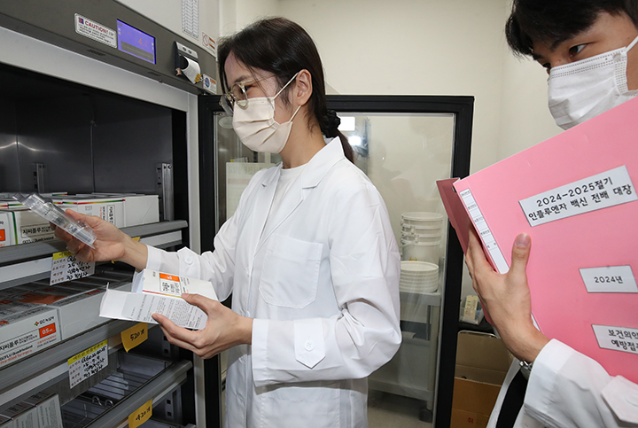 대전 유성보건소에서 관계자가 병·의원에 배포할 인플루엔자(독감) 백신을 점검하고 있는 모습.(ⓒ뉴스1, 무단 전재-재배포 금지)