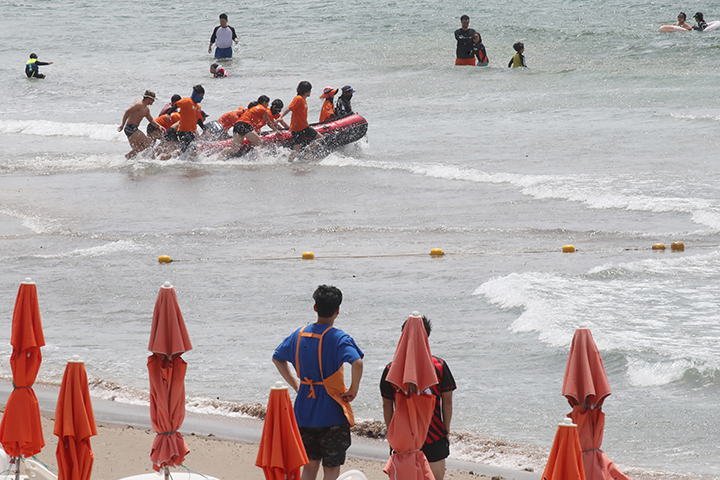 제주소방서와 119시민수상구조대가 제주시 이호테우해수욕장에서 익수자 구조 훈련을 하고 있다. 2024.7.8 (ⓒ뉴스1, 무단 전재-재배포 금지)