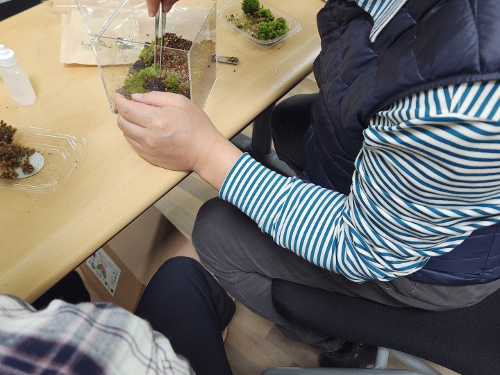 '나의 테라리움 만들기' 체험 중인 여행객의 손놀림이 꽤 조심스럽다. 이끼를 활용한 나만의 작은 수목원을 만들어봤다.