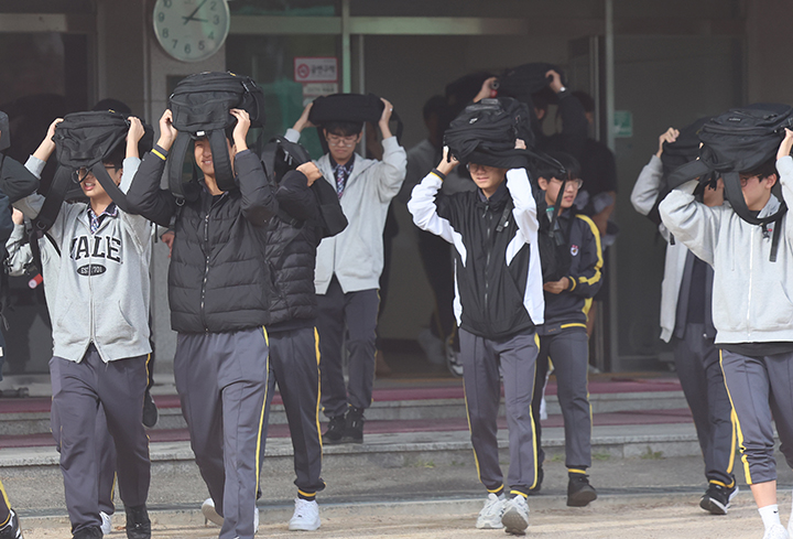 서울 강북구 고려대학교 사범대학 부속중학교에서 열린 2025년 긴급구조종합훈련에서 학생들이 지진 대피 훈련을 하고 있다. 2025.10.2 (ⓒ뉴스1, 무단 전재-재배포 금지)