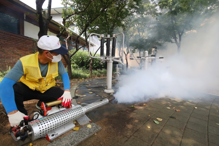 대구 남구 무궁화어린이공원에서 남구청·남구보건소 합동방역반 관계자들이 각종 감염병 매개체인 모기를 박멸하기 위해 방역을 실시하고 있다. 2024.8.8. (ⓒ뉴스1, 무단 전재-재배포 금지)