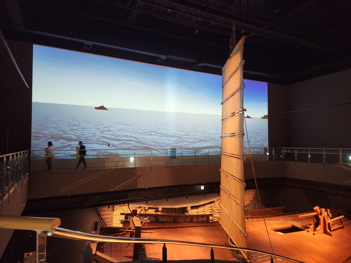 국립태안해양유물전시관은 바닷속 문화유산을 발굴, 보존, 전시하고 있다. 실물 크기의 배를 재현해서 전시해 뒀다.