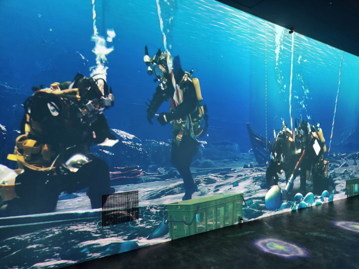 바닷속을 연출한 디지털 체험관에 입장하니 바다에 잠수한 듯 착각이 들 만큼 실감 났다.