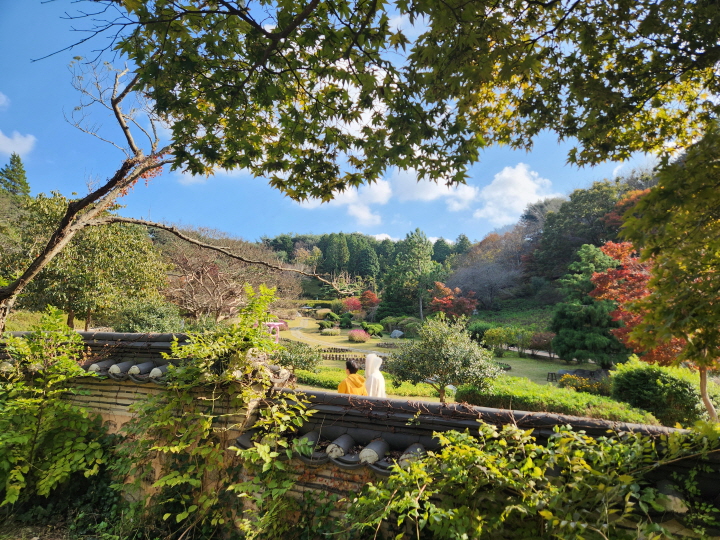 안면도 자연휴양림 맞은편에 수목원도 조성되어 있다. 수목원 내 한국의 전통 정원에서 옛사람의 풍류를 느껴봤다.