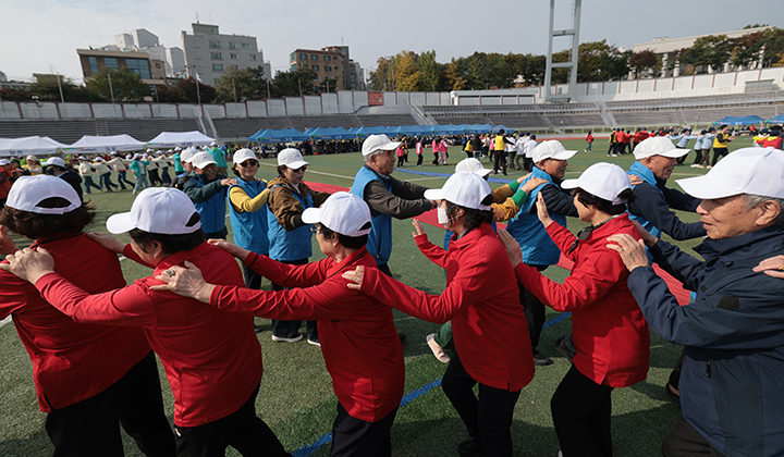 31일 서울 용산구 효창운동장에서 열린 제25회 대한노인회 서울시연합회 '시니어올림픽'에서 어르신들이 즐거운 시간을 보내고 있다. 2025.10.31 (ⓒ뉴스1, 무단 전재-재배포 금지)