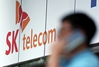 서울 도심의 SK텔레콤 대리점 앞에서 한 시민이 전화 통화를 하고 있다. 2025.8.28. (ⓒ뉴스1, 무단 전재-재배포 금지)