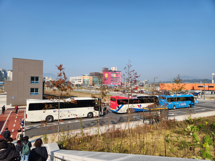 도착지인 홍성역에 내리니 역 주변에 여행객을 실어 나를 관광버스가 여러 대 대기하고 있었다.