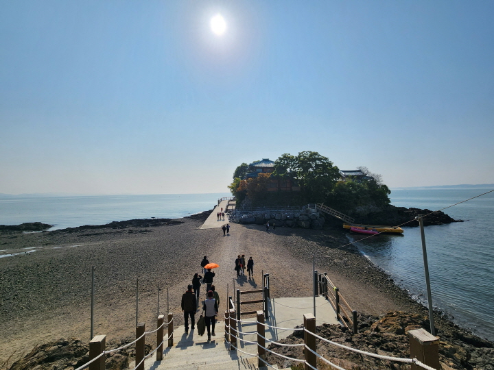 간월암으로 향하는 길목에서 내려다 본 풍경. 간월암은 간조 시에는 육지와 연결되고, 만조 시에는 바닷물이 들어와 섬이 되는 암자다.