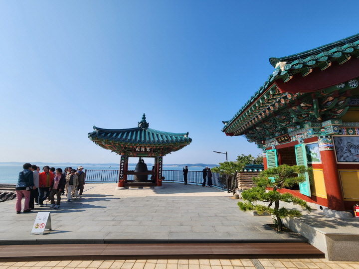 간월암 경내에서 바라본 서해안 풍경. 파란 하늘과 바다가 맞닿아 있는 듯하다.