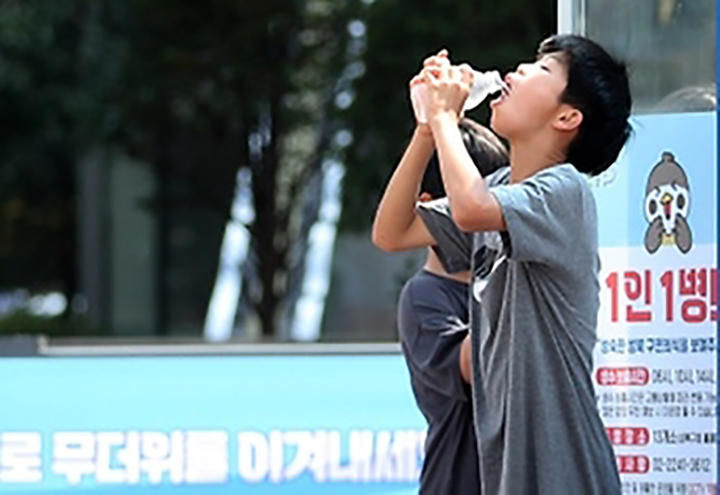 한 소년이 너무 더운 날씨에 생수를 구입해서 벌컥벌컥 시원하게 물을 마시면서 목마름을 해소시키고 있다. (ⓒ뉴스1, 무단 전재-재배포 금지)