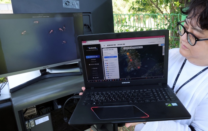 질병관리청 직원들이 11일 충북 청주시 흥덕구 오송읍 한 공원에서 인공지능 모기 감시장비(AI-DMS) 시연하고 있다. (ⓒ연합뉴스, 무단 전재-재배포 금지)