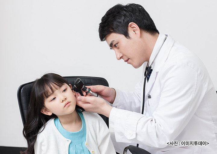 귀 진찰하는 모습