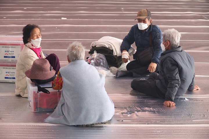 보건복지부는 내년 3월부터 시행되는 '돌봄통합지원법' 관련, 재난 발생 등으로 돌봄 공백이 발생한 경우 직권으로 지원대상에 포함시키는 등의 내용을 담은 시행령 및 시행규칙을 입법예고했다. 사진은 경북 안동시 길안면 길안중학교에 마련된 산불대피소에 주민들이 휴식을 취하고 있는 모습. 기사내용과 무관. 2025.3.27(저작권자(c) 연합뉴스, 무단 전재-재배포 금지)