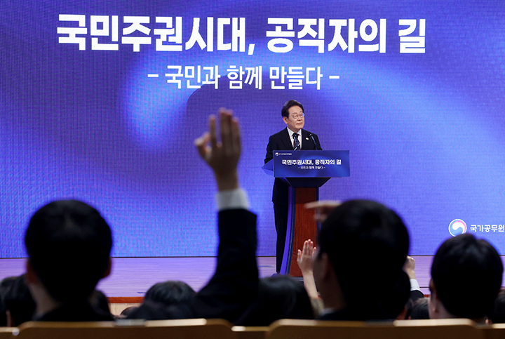 이재명 대통령이 지난 7월 14일 충북 진천 국가공무원인재개발원에서 70기 5급 신임관리자과정 교육생들에게 '국민주권시대, 공직자의 길'을 주제로 특강을 하며 질문을 받고 있다.(사진=저작권자(c) 연합뉴스, 무단 전재-재배포 금지)