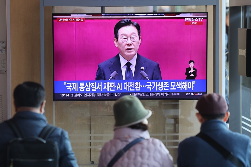 4일 서울역 대합실에서 시민들이 이재명 대통령의 내년도 정부 예산안 관련 시정연설 방송 중계를 지켜보고 있다. 2025.11.4(사진=저작권자(c) 연합뉴스, 무단 전재-재배포 금지)