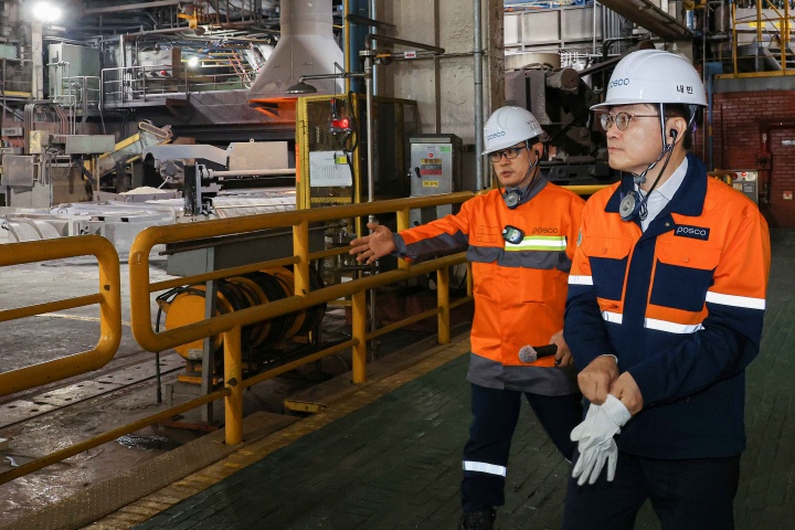 김정관 산업통상자원부 장관이 19일 경북 포항시 포항제철소 2고로와 수소환원제철 개발센터를 방문해 관계자로부터 운영현황 및 애로사항을 청취한 후 AI 기반 스마트 제철공정, 근로자 안전관리 체계 등을 점검하고 있다.(ⓒ뉴스1, 산업통상부 제공, 무단 전재-재배포 금지)
