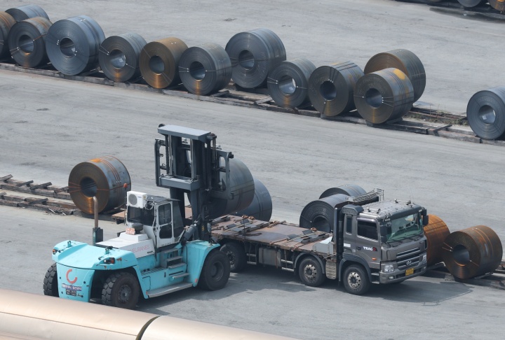경기 평택시 포승읍 평택항에 철강 제품이 쌓여있는 모습.(ⓒ뉴스1, 무단 전재-재배포 금지)