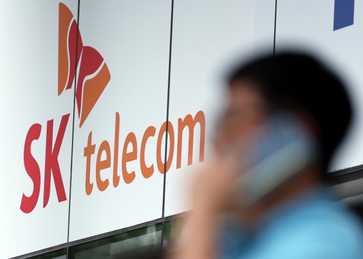 서울 도심의 SK텔레콤 대리점 앞에서 한 시민이 전화 통화를 하고 있다. 2025.8.28. (ⓒ뉴스1, 무단 전재-재배포 금지)