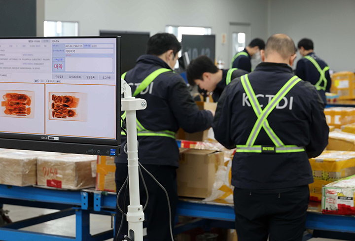 인천 중구 인천공항세관 특송물류센터 검사장에서 관세청 직원들이 집중 단속 X-RAY 검사를 진행하고 있다. 2025.3.18 (ⓒ뉴스1, 무단 전재-재배포 금지)