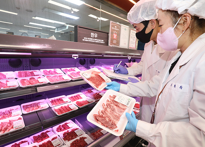 대구시 보건환경연구원과 북구청 등 합동점검반 관계자들이 쇠고기와 돼지고기 등 축산물 안전성 검사를 위한 현장 점검을 하고 있다. 2023.1.10 (ⓒ뉴스1, 무단 전재-재배포 금지)