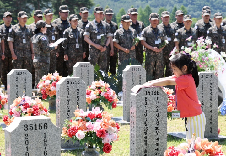 현충일을 하루 앞둔 5일 대전 유성구 국립대전현충원에서 어린이집 원생들이 추모를 마치고 묘비를 닦고 있다. (ⓒ뉴스1, 무단 전재-재배포 금지)