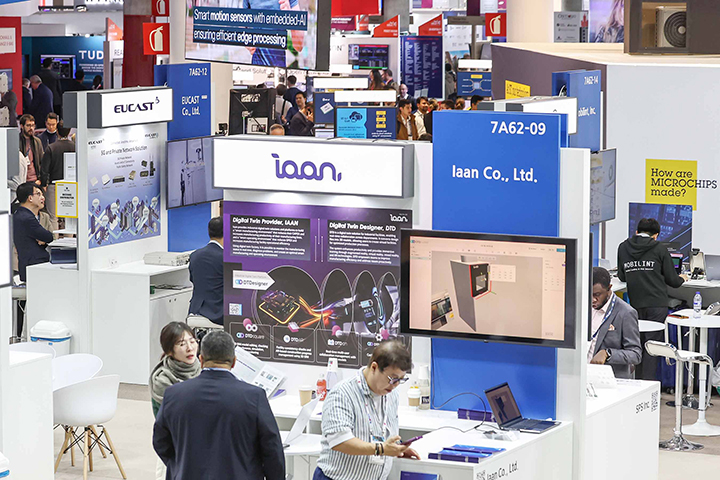 스페인 바르셀로나 피라 그란 비아 전시장에서 열린 '모바일 월드 콩그레스(MWC) 2025'을 찾은 관람객들이 국내 중소·밴처 기업들이 자리잡은 한국관에서 AI와 통신 및 보안 기술 등을 체험하고 있다. 2025.3.5 (ⓒ뉴스1, 무단 전재-재배포 금지)