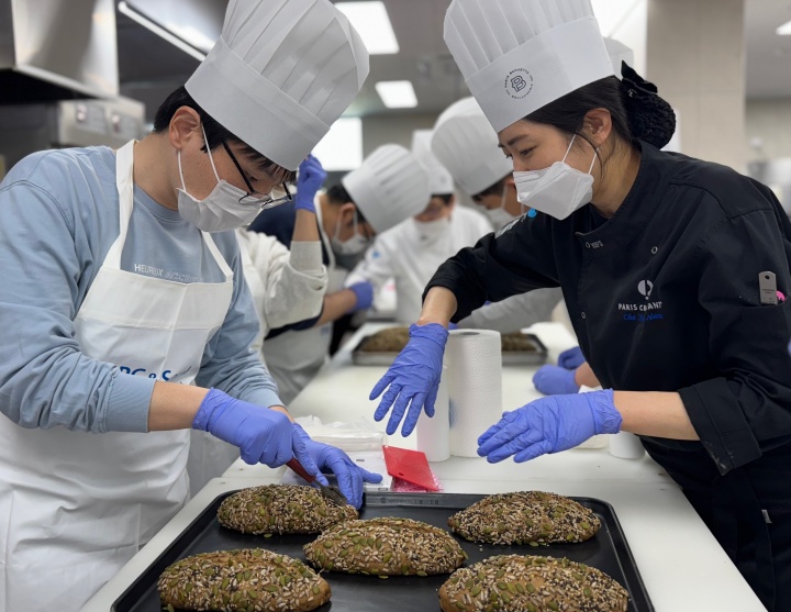 발달장애인 근로자들이 제과제빵 기술교육을 받고 있다. 2025.4.14. (ⓒ뉴스1, 무단 전재-재배포 금지)