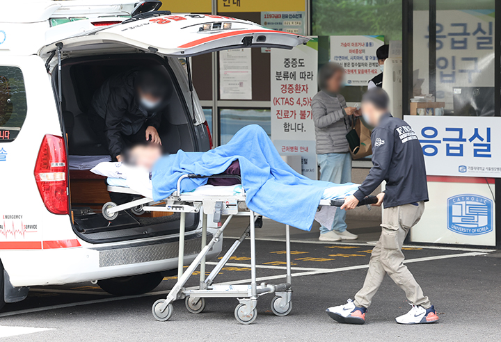 서울 시내 한 대형병원 응급의료센터에서 한 환자가 응급실로 이송되고 있다. 2024.10.28 (사진=저작권자(c) 연합뉴스, 무단 전재-재배포 금지)