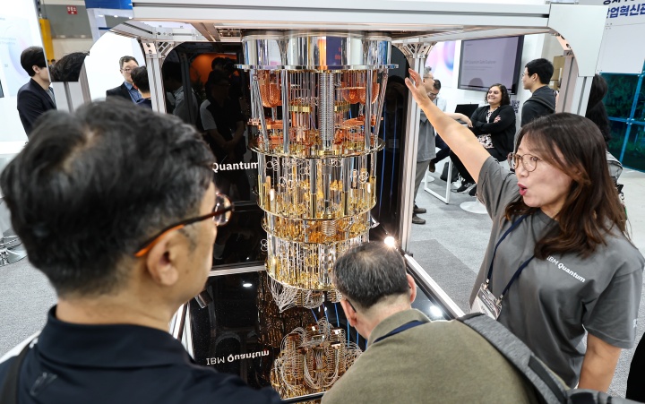 '퀀텀코리아 2025'에서 관람객들이 양자컴퓨터 모형을 살펴보고 있다.(ⓒ뉴스1, 무단 전재-재배포 금지)