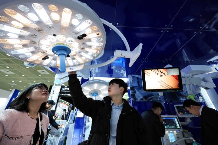 제40회 국제의료기기·병원설비전시회(KIMES 2025)를 찾은 참관객들이 드레가 부스에서 다양한 수술 장비 등을 살펴보고 있다.(ⓒ뉴스1, 무단 전재-재배포 금지)