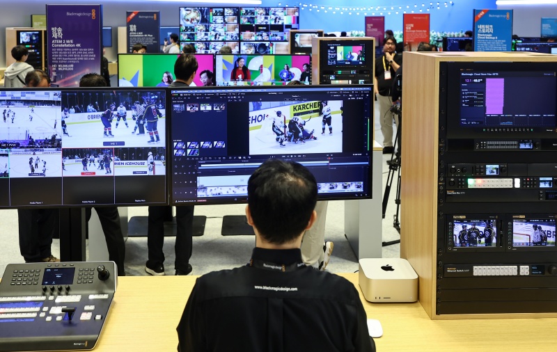 과학기술정보통신부와 한국전파진흥협회는 방송영상 AI 학습용 데이터 구축사업을 공모한다고 5일 밝혔다. 사진은 기사와 직접 관련이 없으며 지난달 열린 '제33회 국제 방송·미디어·음향·조명 전시회'에서 관람객들이 방송시스템을 살펴보고 있는 모습.(ⓒ뉴스1, 무단 전재-재배포 금지)