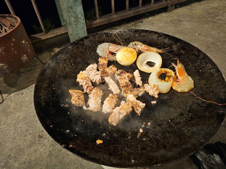 펜션 여행의 완성은 저녁에 먹는 바비큐가 아닐까? 한점 얻어먹으려는 반려동물과의 눈치 싸움이 계속되는 행복한 저녁 시간이었다.