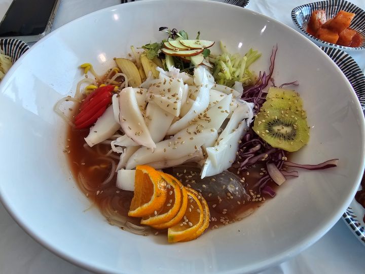 반려동물과 여행을 떠나면 동반 식당을 찾는 것도 일이다. 하지만 반려동물 친화관광도시에서는 동반 식당이 많을뿐더러, 찾기도 훨씬 수월하다. 이날 식사는 갑오징어 물회로 정했다.