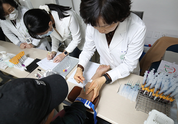 경산시보건소 의료진이 무료 건강검진 중 혈액검사를 위해 채혈하고 있다. 2024.11.17 (ⓒ뉴스1, 무단 전재-재배포 금지)