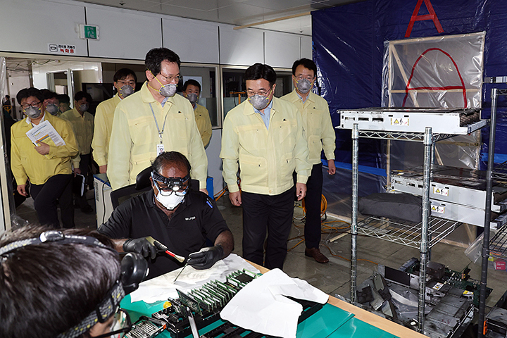 윤호중 행정안전부 장관이 국가정보자원관리원 대전센터를 방문해 화재로 서비스가 중단된 행정정보시스템 복구현장을 점검하고 있다. 2025.10.8 (ⓒ뉴스1, 무단 전재-재배포 금지)