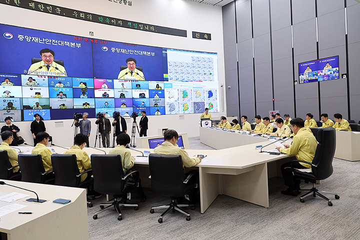 윤호중 중앙재난안전대책본부장(행정안전부 장관)이 6일 오전 정부세종청사에서 국가정보자원관리원 행정정보시스템 화재 관련 중대본 회의에서 모두 발언을 하고 있다. (사진=행정안전부)