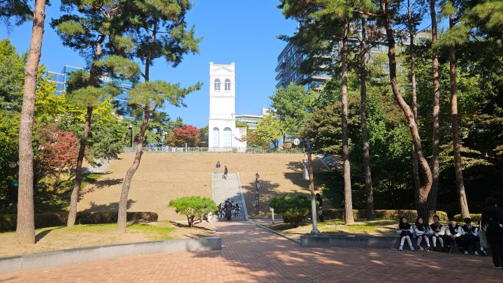 덕수궁 중역사택 뒤편. 돌담길을 따라 올라서면 정동공원과 러시아 공사관 터로 이어진다.